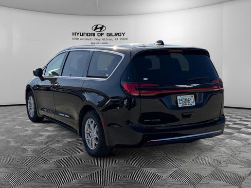 Used 2024 Chrysler Pacifica Touring-L image 7