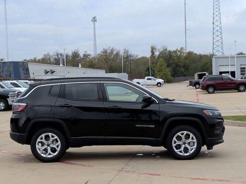 New 2026 Jeep Compass Latitude image 9