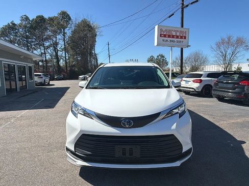 Used 2021 Toyota Sienna LE image 8