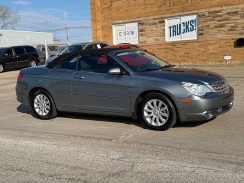Used 2010 Chrysler Sebring Touring FWD image 3