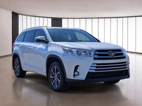 Used 2018 Toyota Highlander XLE image 3