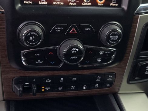 Used 2014 RAM 1500 Laramie w/ Convenience Group image 18