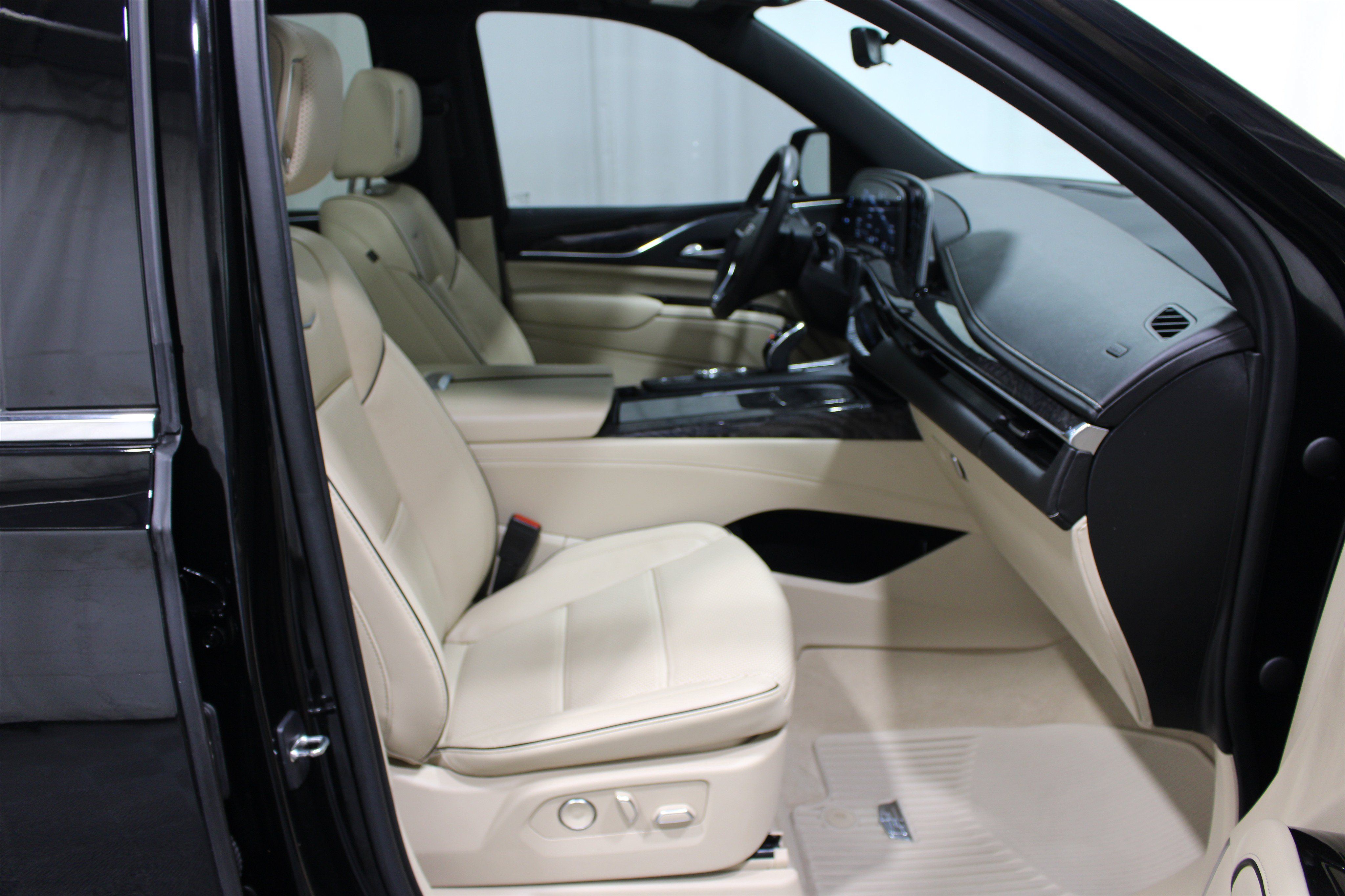 Used 2021 Cadillac Escalade Premium Luxury w/ Driver Assist Tech Package AWD/4WD image 29