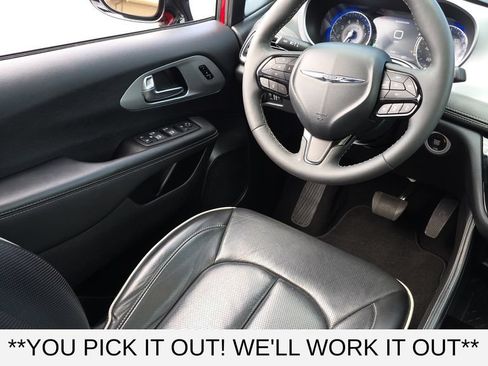 Used 2025 Chrysler Pacifica Limited FWD image 27