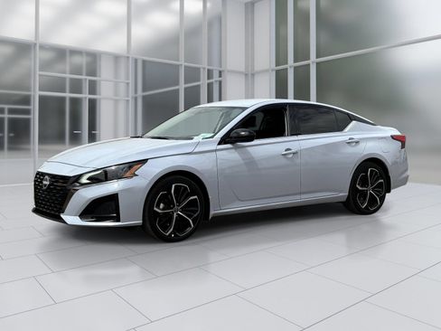 Used 2025 Nissan Altima 2.5 SR FWD image 2