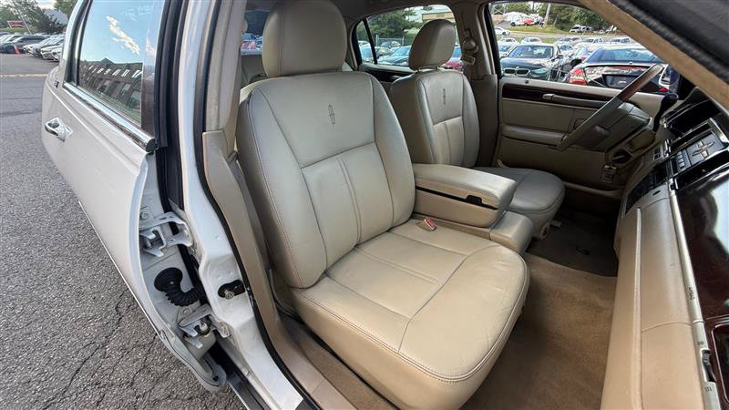 Used 2007 Lincoln Town Car Signature Limited RWD image 22