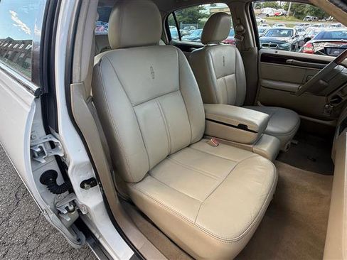 Used 2007 Lincoln Town Car Signature Limited RWD image 22