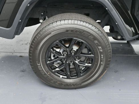 Used 2023 Jeep Gladiator Sport image 32