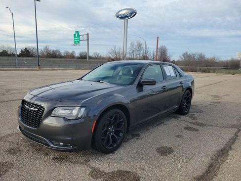 Used 2019 Chrysler 300 S image 17