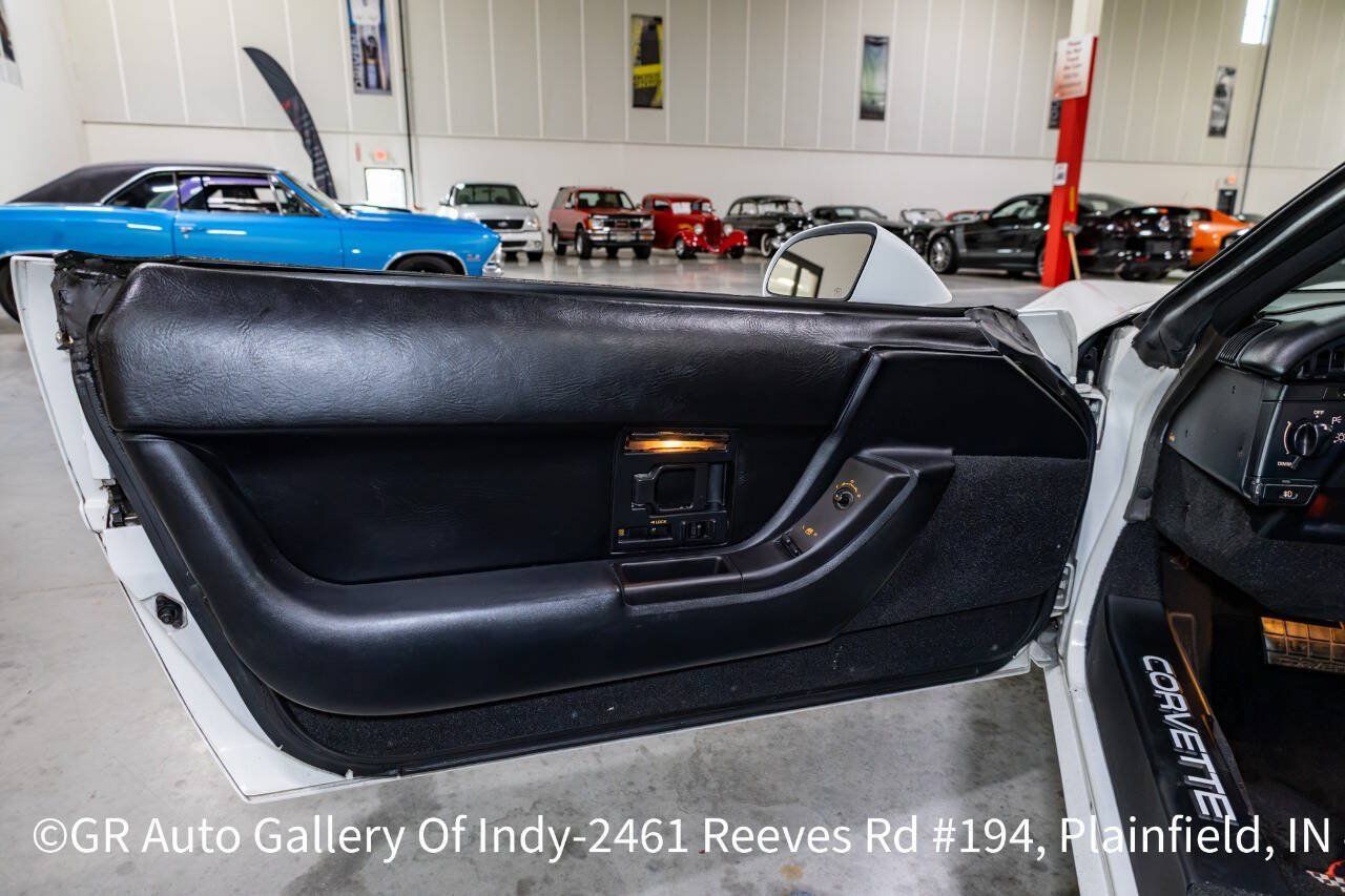 Used 1992 Chevrolet Corvette Coupe RWD image 38