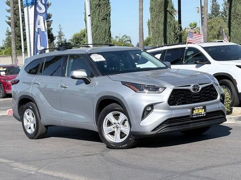Used 2021 Toyota Highlander LE FWD image 2