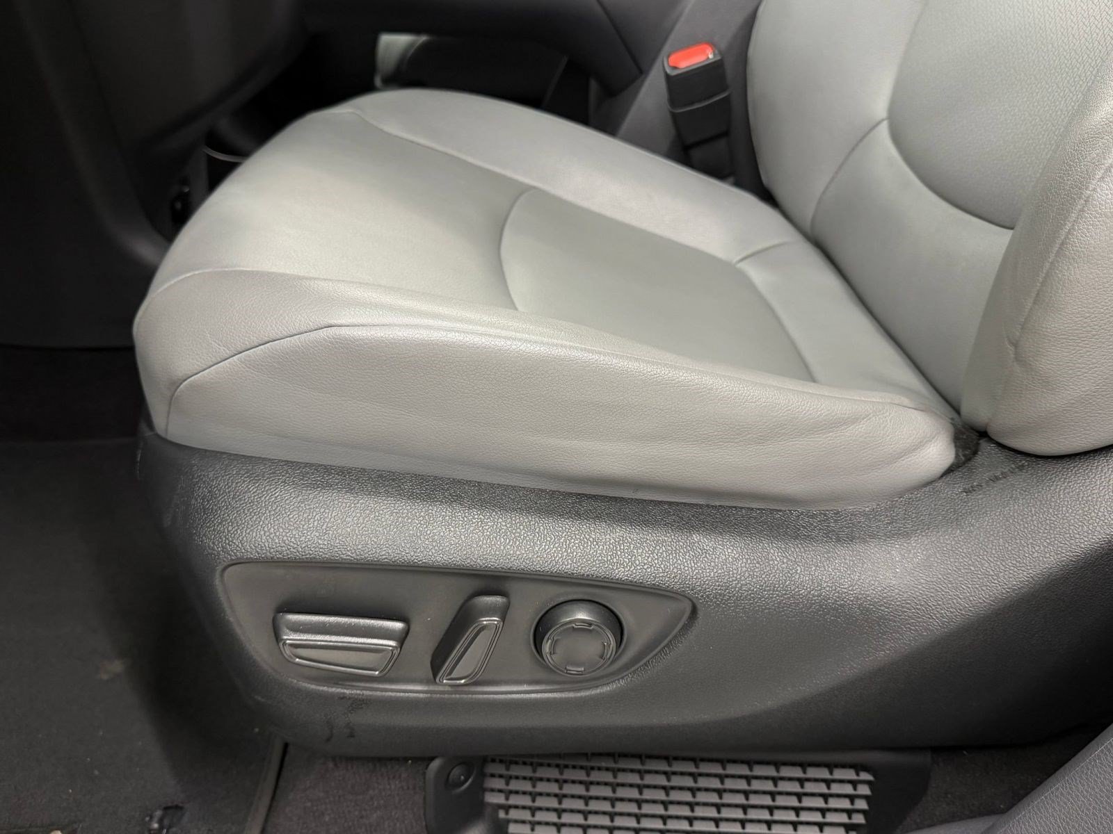 Used 2024 Toyota Sienna XLE FWD image 12