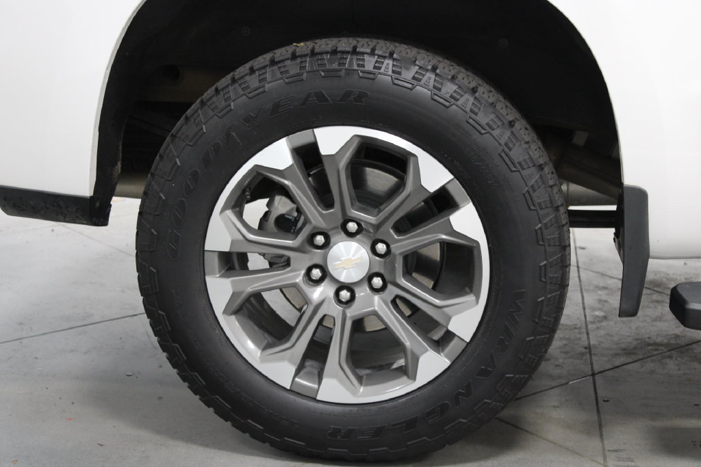 Used 2024 Chevrolet Silverado 1500 High Country w/ Technology Package AWD/4WD image 16