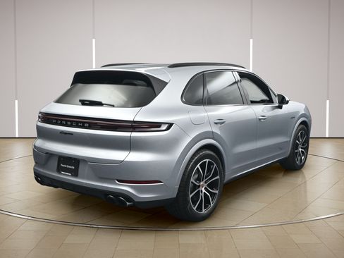 Certified 2025 Porsche Cayenne E-Hybrid AWD/4WD image 23