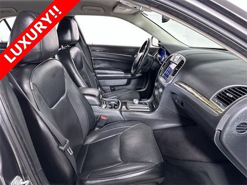 Used 2018 Chrysler 300 Limited image 29
