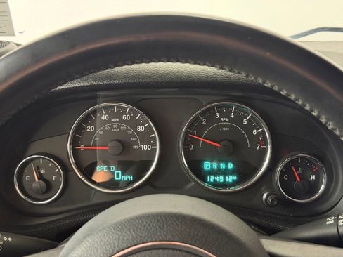 Used 2015 Jeep Wrangler Unlimited Rubicon w/ Connectivity Group AWD/4WD image 16