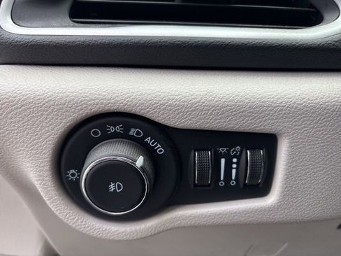 Used 2024 Chrysler Pacifica Touring-L image 11