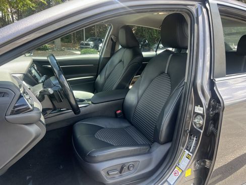 Used 2019 Toyota Camry SE w/ Convenience Package FWD image 16