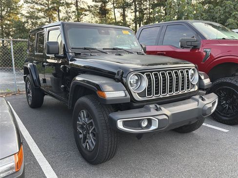 Used 2025 Jeep Wrangler Unlimited Sahara AWD/4WD image 3