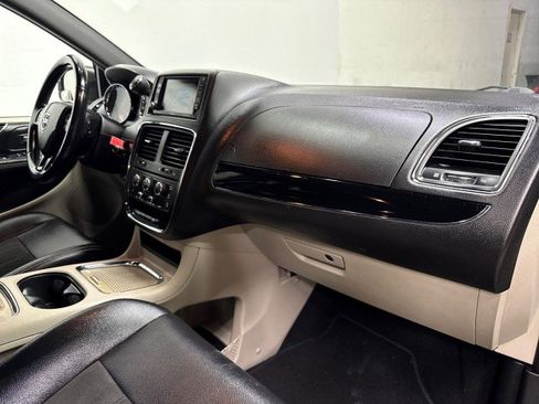 Used 2019 Dodge Grand Caravan SXT FWD image 25