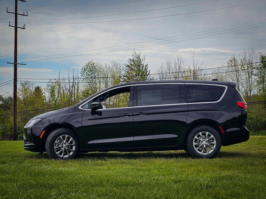 New 2027 Chrysler Pacifica Select AWD/4WD image 6