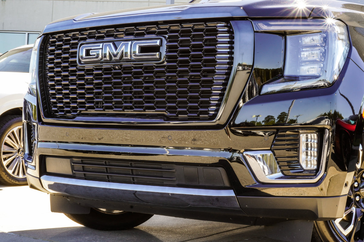 Used 2023 GMC Yukon Denali Ultimate AWD/4WD image 2