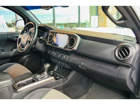 Used 2020 Toyota Tacoma TRD Sport w/ Technology Package image 13