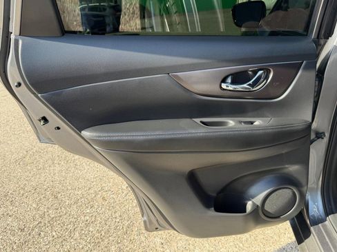 Used 2016 Nissan Rogue SV image 35