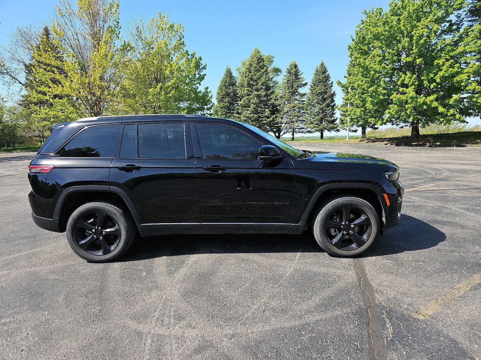 Used 2023 Jeep Grand Cherokee Limited w/ Black Appearance Package AWD/4WD image 7