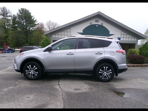 Used 2016 Toyota RAV4 LE image 2