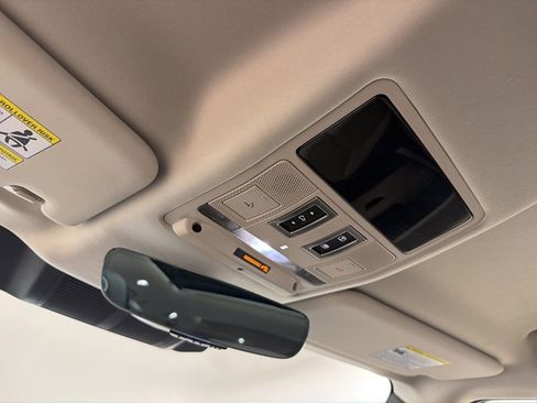 Used 2024 Land Rover Defender 130 X-Dynamic SE image 18