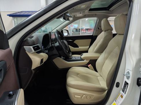 Used 2021 Toyota Highlander XLE image 4