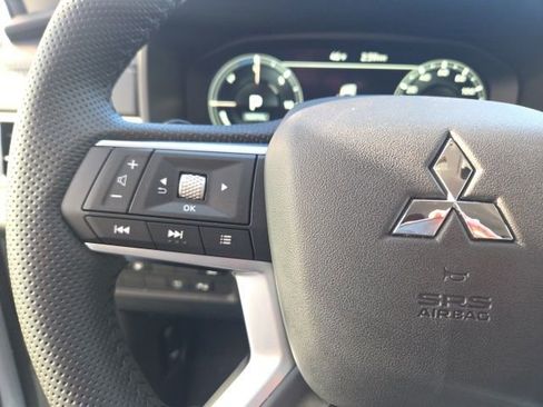 New 2025 Mitsubishi Outlander SE image 30