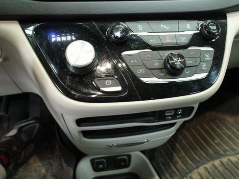 Used 2020 Chrysler Pacifica Touring-L image 23