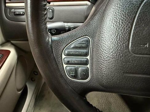Used 2003 Lincoln Town Car Executive RWD image 15