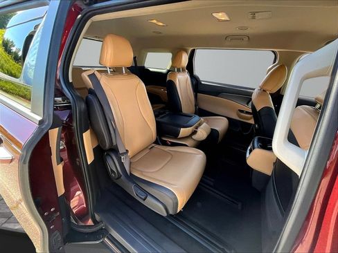 Used 2024 Kia Carnival LX FWD image 27
