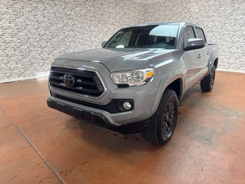 Used 2020 Toyota Tacoma SR5 AWD/4WD image 3