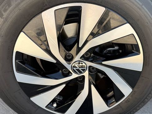 Certified 2025 Volkswagen Tiguan S FWD image 11