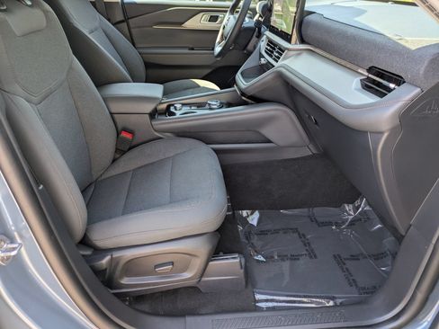 Used 2025 Ford Explorer Active AWD/4WD image 39