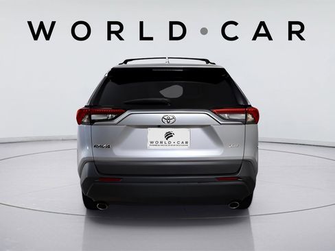 Used 2020 Toyota RAV4 XLE Premium image 6