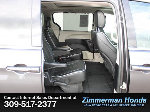 Used 2023 Chrysler Pacifica Limited image 9