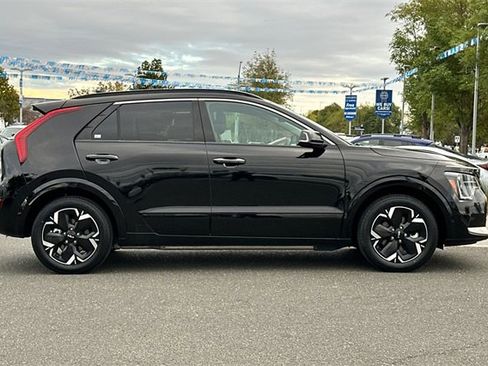 Used 2023 Kia Niro Wave image 3