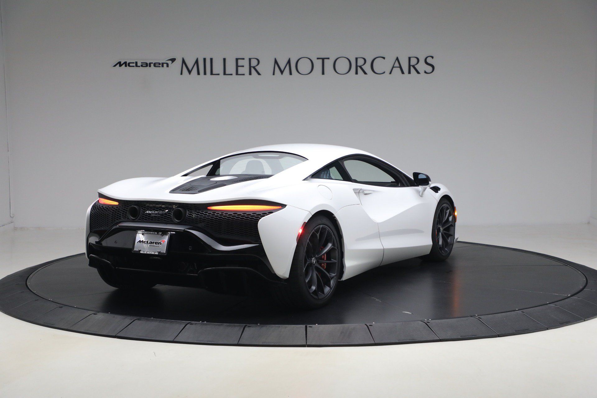 Used 2023 McLaren Artura RWD image 7