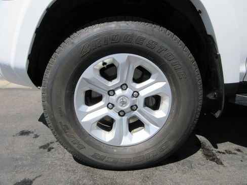 Used 2022 Toyota 4Runner SR5 Premium w/ Moonroof Package AWD/4WD image 17