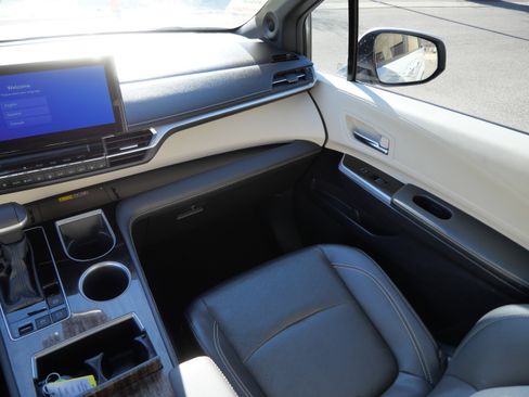 Certified 2025 Toyota Sienna Platinum FWD image 12
