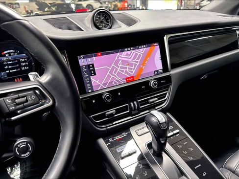Used 2023 Porsche Macan AWD/4WD image 18