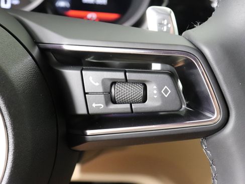 Used 2025 Porsche Macan image 36