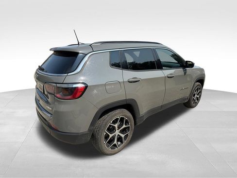 Used 2024 Jeep Compass Latitude AWD/4WD image 6