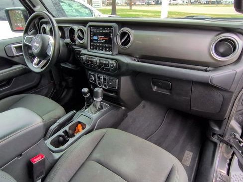 Used 2019 Jeep Wrangler Unlimited Sahara AWD/4WD image 27