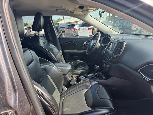 Used 2020 Jeep Cherokee Latitude Plus AWD/4WD image 19